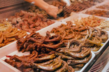 Chengdu et, sebze ve iç hayvan parçaları satan baharatlı sokak gıda durak Marine. Almak ve ördek kanatları ve tavuk ayağı ile karıştırın.