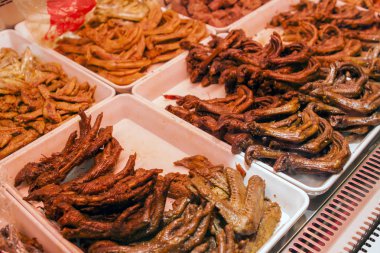Chengdu et, sebze ve iç hayvan parçaları satan baharatlı sokak gıda durak Marine. Almak ve ördek kanatları ve tavuk ayağı ile karıştırın.