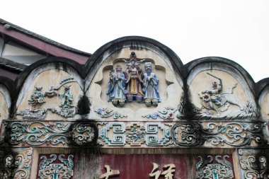 Eski geleneksel açık renkli dekorasyon Motif ve kabartma heykeller Chengdu bir binada duvarına Gable. Tapınak Tanrı olarak dekorasyon.