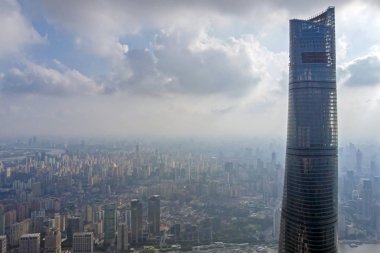 Çin, Shanghai - 4 Ağustos 2018. Shanghai kule ve Shanghai manzarası üst görünüme arka plan üzerinde. High-tech cam silindir havadan görünümü.