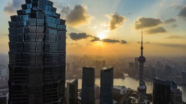 Shanghai manzarası ve gökdelen günbatımı. Silhouette Oriental Pearl Tower ve Huangpu Nehri üzerinde arka plan.