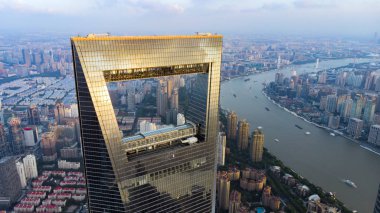 Çin, Shanghai - 4 Ağustos 2018. Huangpu Nehri ve tekneler ve Shanghai Dünya Finans Merkezi nakliye kargo. Shanghai manzarası ve açacağı penceresi.