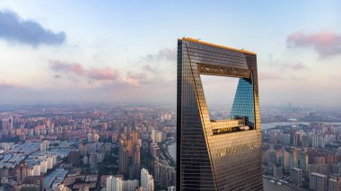 Çin, Shanghai - 4 Ağustos 2018. Shanghai Dünya Finans Merkezi ve düşük artış ve Huangpu Nehri görünümüne arka plan üzerinde. Shanghai manzarası ve açacağı penceresi.