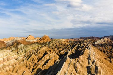 Üstten Görünüm gökkuşağı dağlar jeolojik park. Çizgili Zhangye Danxia ılık jeolojik Park Gansu Eyaleti, Çin. Güneşli bir günde bir vadi resmini uçak.