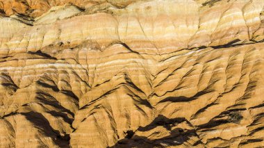 Üstten Görünüm gökkuşağı dağlar jeolojik park. Gansu Eyaleti, Çin güneşli bir dron fotoğraf çizgili Zhangye Danxia ılık jeolojik Park.