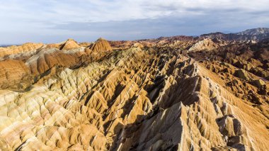 Üstten Görünüm gökkuşağı dağlar jeolojik park. Gansu Eyaleti, Çin güneşli bir dron fotoğraf çizgili Zhangye Danxia ılık jeolojik Park.