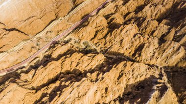 Gökkuşağı dağlar ve çizgili Zhangye Danxia ılık jeolojik Park Gansu Eyaleti, Çin. Yol bir vadide.
