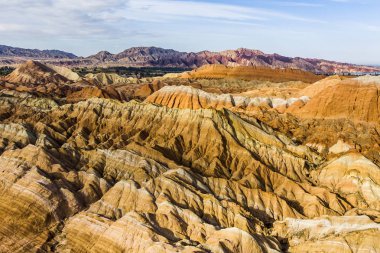Üstten Görünüm gökkuşağı dağlar jeolojik park. Gansu Eyaleti, Çin güneşli bir dron fotoğraf çizgili Zhangye Danxia ılık jeolojik Park.