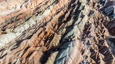 Üstten Görünüm gökkuşağı dağlar jeolojik park. Gansu Eyaleti, Çin güneşli bir dron fotoğraf çizgili Zhangye Danxia ılık jeolojik Park.