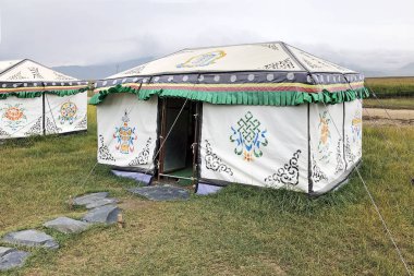 Bir kare Yurt çadır. Bir geleneksel göçebe Moğol kulübe giriş. Oryantal bir otantik Tibet House. Geçici bir Yugurca ev için açık bir kapı.