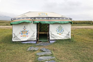 Bir kare Yurt çadır. Bir geleneksel göçebe Moğol kulübe giriş. Oryantal bir otantik Tibet House. Geçici bir Yugurca ev için açık bir kapı.
