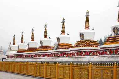Chorten Tibet dini unsurları. Renkli Stupa Kumbum Manastırı Xining, Çin'in ciddi.
