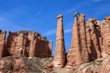 Binggou Danxia Kanyon ılık Zhangye, Sünen bölge, Gansu Eyaleti, Çin doğa heykeller. Kırmızı kumtaşı kayalarda Geopark. Doğa kırmızı taş sütunlar güneşli bir günde.