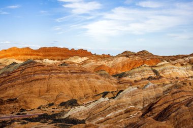 Gökkuşağı dağlar jeolojik Park tepesinde. Çizgili Zhangye Danxia ılık jeolojik Park Gansu Eyaleti, Çin. Güneşli bir günde Vadisi.