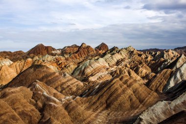 Gökkuşağı dağlar jeolojik Park tepesinde. Çizgili Zhangye Danxia ılık jeolojik Park Gansu Eyaleti, Çin. Güneşli bir günde keskin tepeler ve Vadisi.