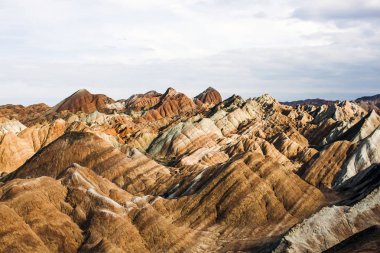 Gökkuşağı dağlar jeolojik Park tepesinde. Çizgili Zhangye Danxia ılık jeolojik Park Gansu Eyaleti, Çin. Güneşli bir günde keskin tepeler ve Vadisi.