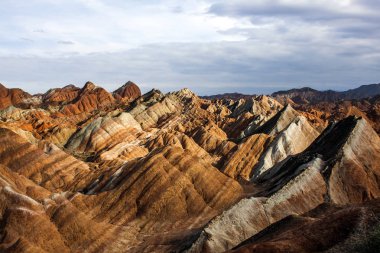 Gökkuşağı dağlar jeolojik Park tepesinde. Çizgili Zhangye Danxia ılık jeolojik Park Gansu Eyaleti, Çin. Güneşli bir günde keskin tepeler ve Vadisi.