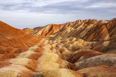 Gökkuşağı dağlar jeolojik Park harika manzarasını. Çizgili Zhangye Danxia ılık jeolojik Park Gansu Eyaleti, Çin. Güneşli bir günde Vadisi.