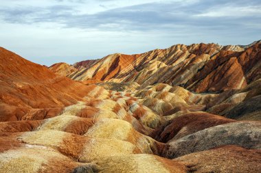 Gökkuşağı dağlar jeolojik Park manzarasına. Çizgili Zhangye Danxia ılık jeolojik Park Gansu Eyaleti, Çin. Güneşli bir günde Vadisi.