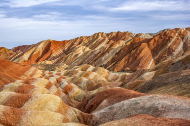 Gökkuşağı dağlar jeolojik Park inanılmaz görünümünü. Çizgili Zhangye Danxia ılık jeolojik Park Gansu Eyaleti, Çin. Güneşli bir günde Vadisi.
