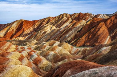 Gökkuşağı dağlar jeolojik Park fantastik bir bakış. Çizgili Zhangye Danxia ılık jeolojik Park Gansu Eyaleti, Çin. Güneşli bir günde Vadisi.