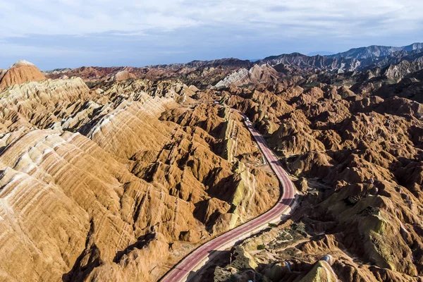 虹山地質公園の平面図です 甘粛省でストライプの張掖 Danxia 地形地質公園 晴れた日に谷の道で観光バスのドローン画像 — ストック写真