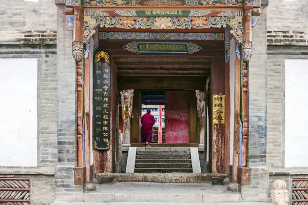 China Xining September 2018 Monk Wandelen Tibetaans Tempel Man Het — Stockfoto