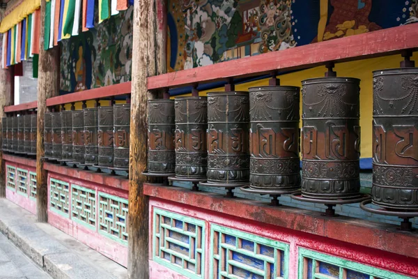 Serious Metal Praying Cylinders Buddhist Kumbum Temple Inglés Rotación Elementos —  Fotos de Stock