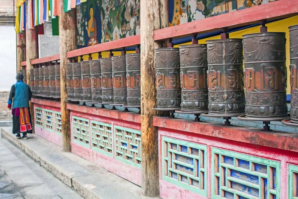 Серьёзно Относится Металлическим Молитвенным Цилиндрам Буддийском Храме Молитва Вращает Религиозные — стоковое фото