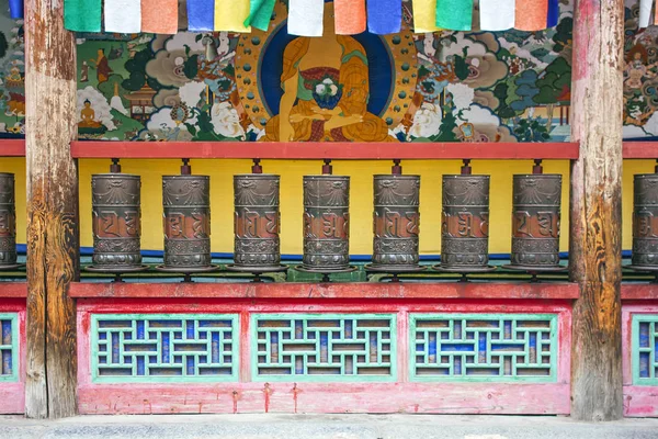Vista Ortogonal Cilindros Oración Serios Metal Templo Budista Kumbum Fachada —  Fotos de Stock
