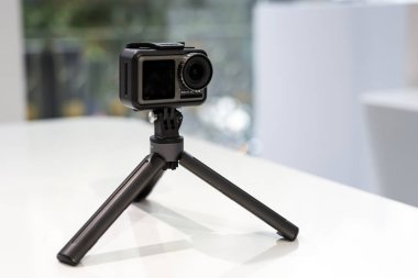 Dji Osmo Eylem Korumalı Durumda Ve Tripod.