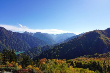 Tateyama Dağları ve Ormanı Panorama Görünümü