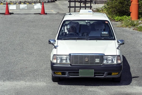Carro de táxi japonês retro branco em Tóquio, Japão . — Fotografia de Stock