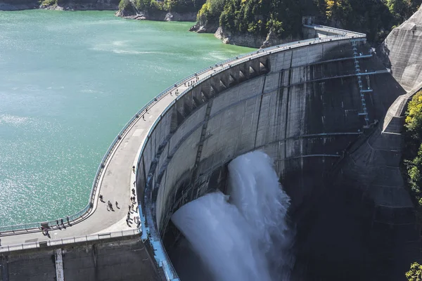 Central hidroeléctrica y gente —  Fotos de Stock