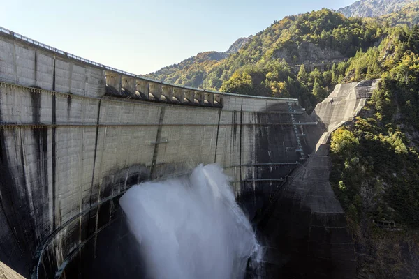 Hydro Power Station en mensen — Stockfoto