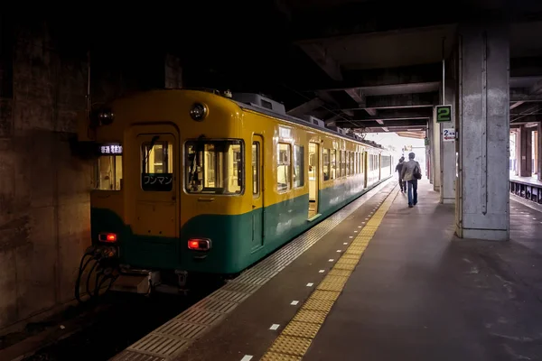 Treno, persone e piattaforma alla stazione ferroviaria . — Foto Stock