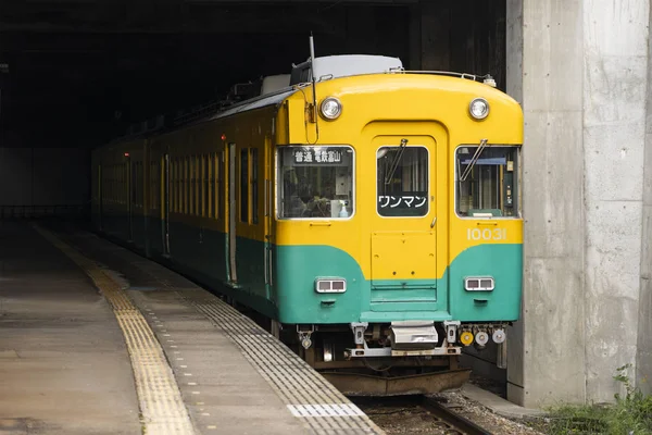 Treno e binario alla stazione ferroviaria . — Foto Stock