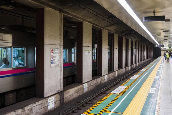 Tåg och folk på tunnelbanestationen — Stockfoto