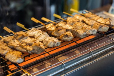 Taze Ton Balığı Çubukları Izgarada.