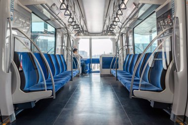 Boş metro vagonunda bir adam oturuyor..