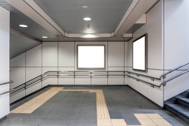 İki Boş Billboarddikdörtgen Beyaz Mockup Şehir İlanları.