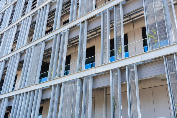 Construção industrial com painéis de malha de aço inoxidável . — Fotografia de Stock