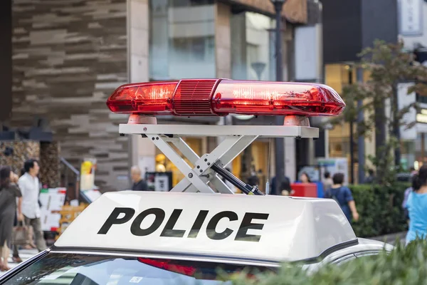 Lumière de signal de police sur une voiture de police . — Photo