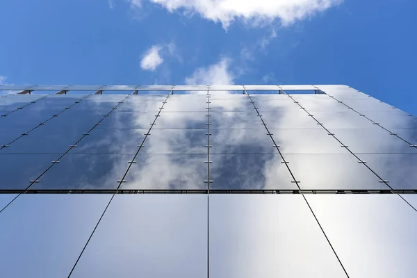 Vidrio y aluminio y cielo azul y arquitectura moderna . —  Fotos de Stock