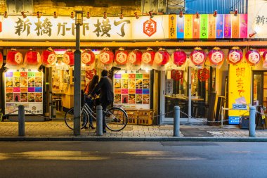Erkek ve Kadın Japon Restoranının Menüsüne Bakıyor.