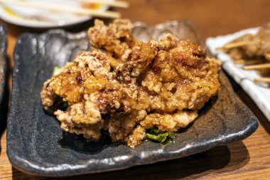 Derin kızarmış tavuk derisi.