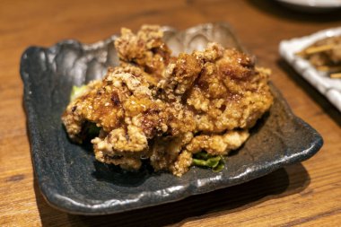 Derin kızarmış tavuk derisi.