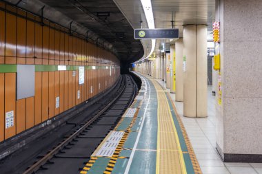 Metro İstasyonundaki Boş Platform ve Hiç Kimse.