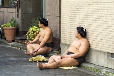 Japon Sumo Güreşçileri Bir Sokakta Oturuyor ve Dinleniyor