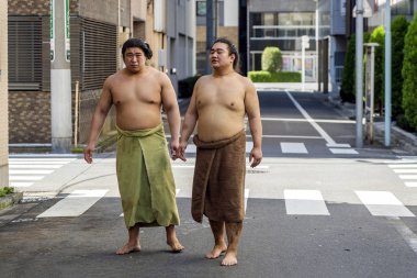 Japon Sumo Güreşçileri Yürüyüşe Çıkıyor